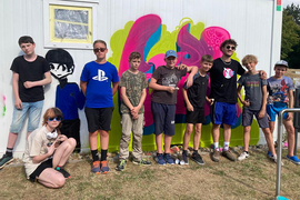 Jugendliche beim Graffiti-Workshop im Cube Jugendtreff