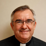 Portr&auml;t von Mann mit grauem Haar, Brille und schwarzem Hemd