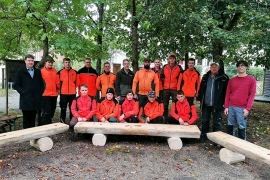 Azubis der Bayerischen Staatsforsten bauten Holzbänke für das Bildungshaus Don Bosco Ensdorf
