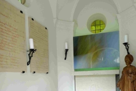 Auf dem Gelände des Klosters Ensdorf erinnert eine Tafel an die im Zweiten Weltkrieg gefallenen Salesianer und mahnt zum Frieden
