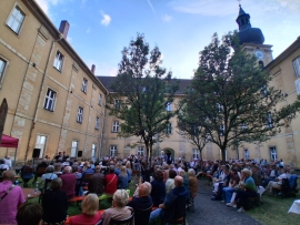 Der Innenhof des Klosters Ensdorf war bis zum letzten Sitzplatz gefüllt.