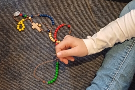 Bei einer Gruppenstunde im Bildungshaus Don Bosco Ensdorf entdeckten und bastelten Kinder einen Rosenkranz