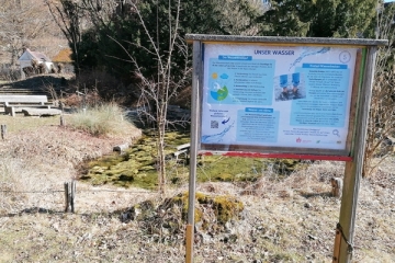 Infotafel zum Wasserkreislauf am Kneippbecken auf dem Gelände von Don Bosco Ensdorf