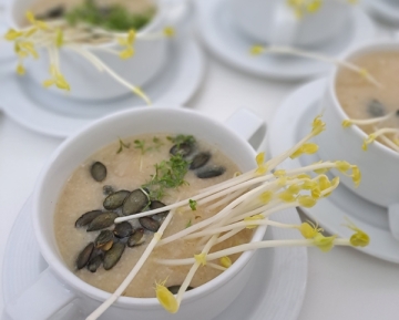 Vegane Blumenkohl-Hirse-Suppe war die einer von fünf Gängen beim Klimadinner im Kloster Ensdorf