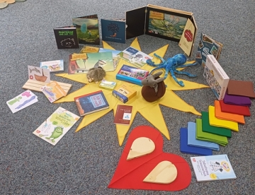 Der Verein Sweet Sweet Smile hat Material für die Kindertrauergruppe von Don Bosco Ensdorf gespendet