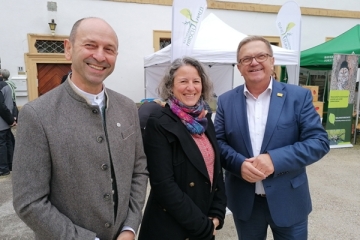 Den Erntedankmarkt im Kloster Ensdorf eröffneten Schirmherr Bezirksrat Martin Preuß, die Leiterin der Umweltstation, Anita Pedall, und Bürgermeister Hans Ram