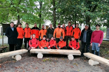 Azubis der Bayerischen Staatsforsten bauten Holzbänke für das Bildungshaus Don Bosco Ensdorf