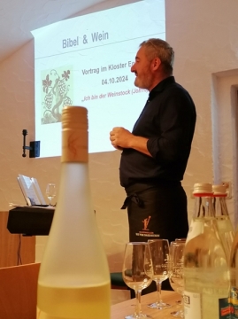 Weinkenner und Bibelexperte Pfarrer Markus Lettner unterhielt die Gäste der "Biblischen Weinprobe" im Kloster Ensdorf.