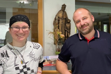 Alex Putzer (links) und Christopher Weiß verstärken als FSJlerin und Erzieher im Anerkennungsjahr ein Jahr lang das Team von Don Bosco Ensdorf
