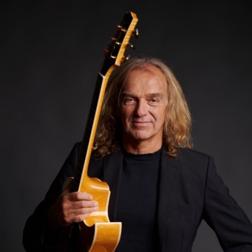 Gitarrenkünstler Peter Autschbach präsentiert am Samstag, 3.1.2026, sein Soloprogramm im Bildungshaus Ensdorf.