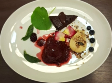 Trauben Brombeeren Sorbet und gebackene Birne gab es beim Klimadinner im Kloster Ensdorf als Nachtisch