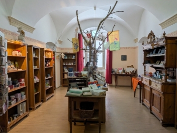 Der Klosterladen Don Bosco Ensdorf gefüllt mit verschiedenen religiösen Artikeln, Klosterhonig und vielem mehr.