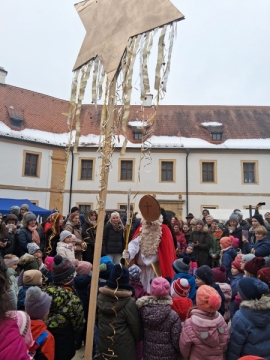 Besuch des Nikolaus beim Ensdorfer Klosteradvent 2025