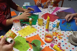Kinder der Kindertrauergruppe basteln Erinnerungslichter für geliebte verstorbene Menschen - ein kreatives Element der Trauerverarbeitung