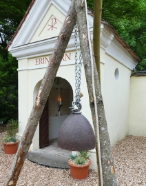 Eine Friedensglocke geschmiedet aus dem Metall einer alten Fliegerbombe