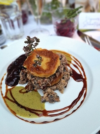 Die Hauptspeise des Klimadinners bestand aus einer veganen Kartoffelrolle mit Pilz-Nuss-F&uuml;llung und Rahmso&szlig;e, einem Rote-Bete-Apfel-Salat und Blaubeer-Preiselbeer-Chutney.