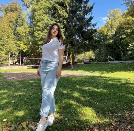 Ana an ihrem Lieblingsplatz auf dem Gelände