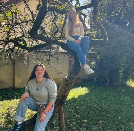 Helena und Nele an ihrem Lieblingsplatz im Klostergarten