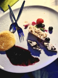 Den kulinarischen Abschluss des Klimadinners bildeten vegane Mini-Pfannkuchen mit Blaubeerso&szlig;e, Cheesecake-Haselnuss-Bites und Frozen-Erdbeer-Riegel.