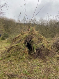 Ein Tipi aus Holz und Gras bereichert jetzt die Teichlandschaft an der Vils