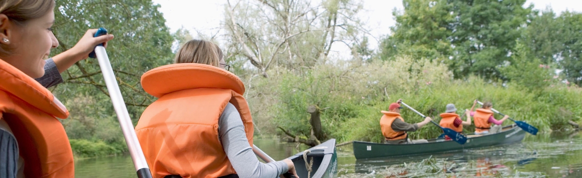 Jugendliche fahren in zwei Kanus 