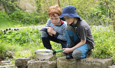 Kinder entdecken Natur in der Umweltstation Kloster Ensdorf