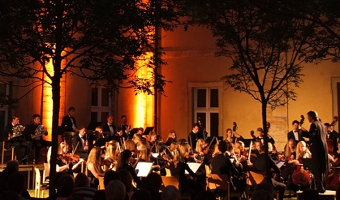 Konzert bei abendlicher Stimmung im Klosterhof Ensdorf