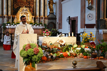 Gottesdienst zum Erntedankmarkt im Kloster Ensdorf mit Schirmherr Thomas Pinzer
