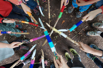 Kinder präsentieren selbst gebastelte Zauberstäbe beim Pfingstferienprogramm im Kloster Ensdorf