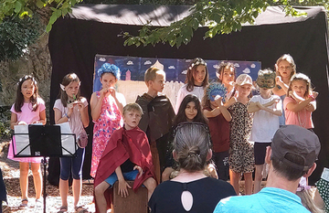 Kinder bei der Aufführung des Stücks "Das Zauberunglück" zur Theaterwoche im Kloster Ensdorf