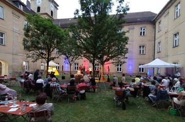 Vernissage und Konzert zur Jahresausstellung der Ensdorfer Künstler im Innenhof des Klosters Ensdorf