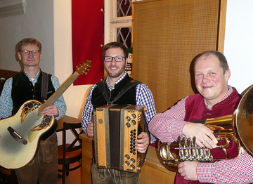 "De Hoglbuachan" sorgten für die richtige Stimmung beim Bockbieranstich im Kloster Ensdorf