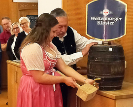 Eine Ukrainerin, die derzeit im Kloster Ensdorf wohnt, durfte das erste Fass Bockbier im Kloster Ensdorf anzapfen