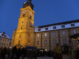 Stimmungsvoll beleuchtet sorgten Marktbuden rund um die Kirche St. Jakobus für vorweihnachtliches Flair