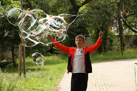 Beim Ferienprogramm im Kloster Ensdorf machten die Kinder Seifenblasen in XXL 