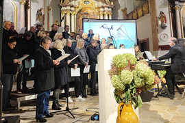 Ein eigens zusammengestellter Chor sang beim Musical "Der Weg nach Santiago" in der Ensdorfer Pfarrkirche