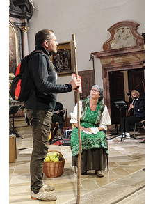 Spielszene aus dem Singspiel "Der Weg nach Santiago" in der Ensdorfer Pfarrkirche 