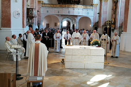 Beim Gottesdienst an Maria Himmelfahrt in der Ensdorfer Pfarrkirche erneuerten die Professjubilare ihr Ordensgelübde