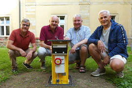 Vertreter des Freundeskreis Kloster Ensdorf mit der neuen Stromstation im Innenhof des Klosters