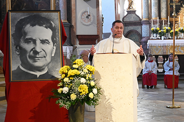 Der Regensburger Generalvikar Dr. Roland Batz predigte beim Don Bosco Fest in Ensdorf