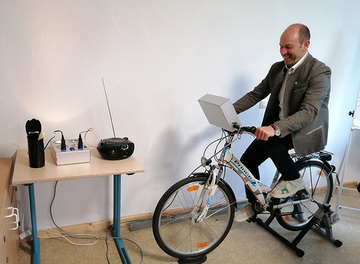 Der Ensdorfer Bürgermeister Hans Ram testete bei der Eröffnung des Energiespardorf in der Umweltstation das "Energie-Fahrrad"