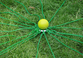 gelber Ball von Netz aus Seilen umgeben