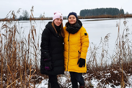 Zwei junge Frauen in winterlicher Landschaft