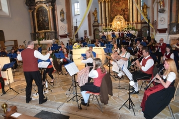 Das Bezirksjugendorchester des Nordbayerischen Musikbundes eröffnete das Festwochenende mit einem Konzert. 
